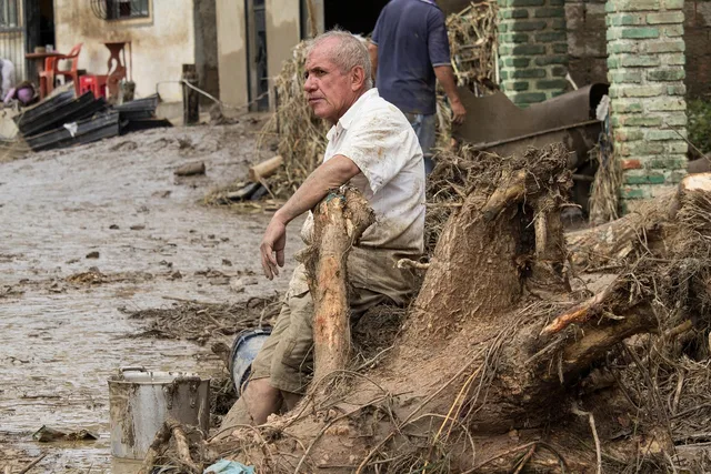 flood, mud, street, disaster, zorca, táchira, venezuela, man, old man, muddy, uprooted tree, outdoors, flood, flood, flood, flood, flood. What do Calgary donors expect from Alberta disaster relief appeals?