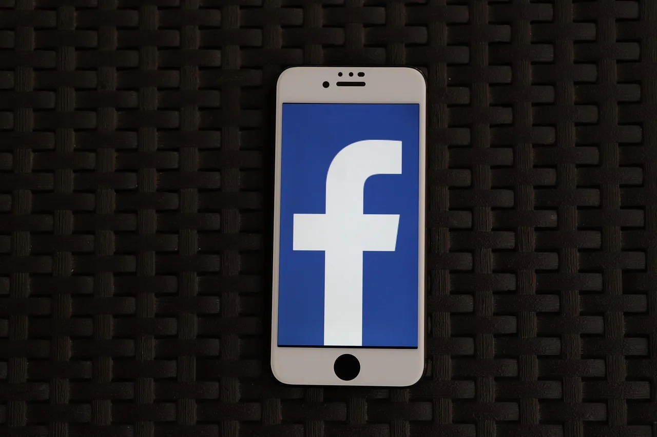 iphone, smartphone, social media, phone, mobile phone, icon, display, app, social networks, internet, social, facebook. Practical nonprofit social media examples for planning ahead